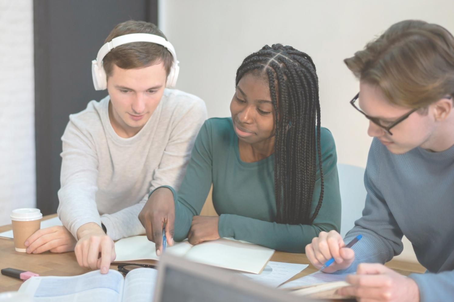 Étudiants travaillant sur des modèles financiers complexes