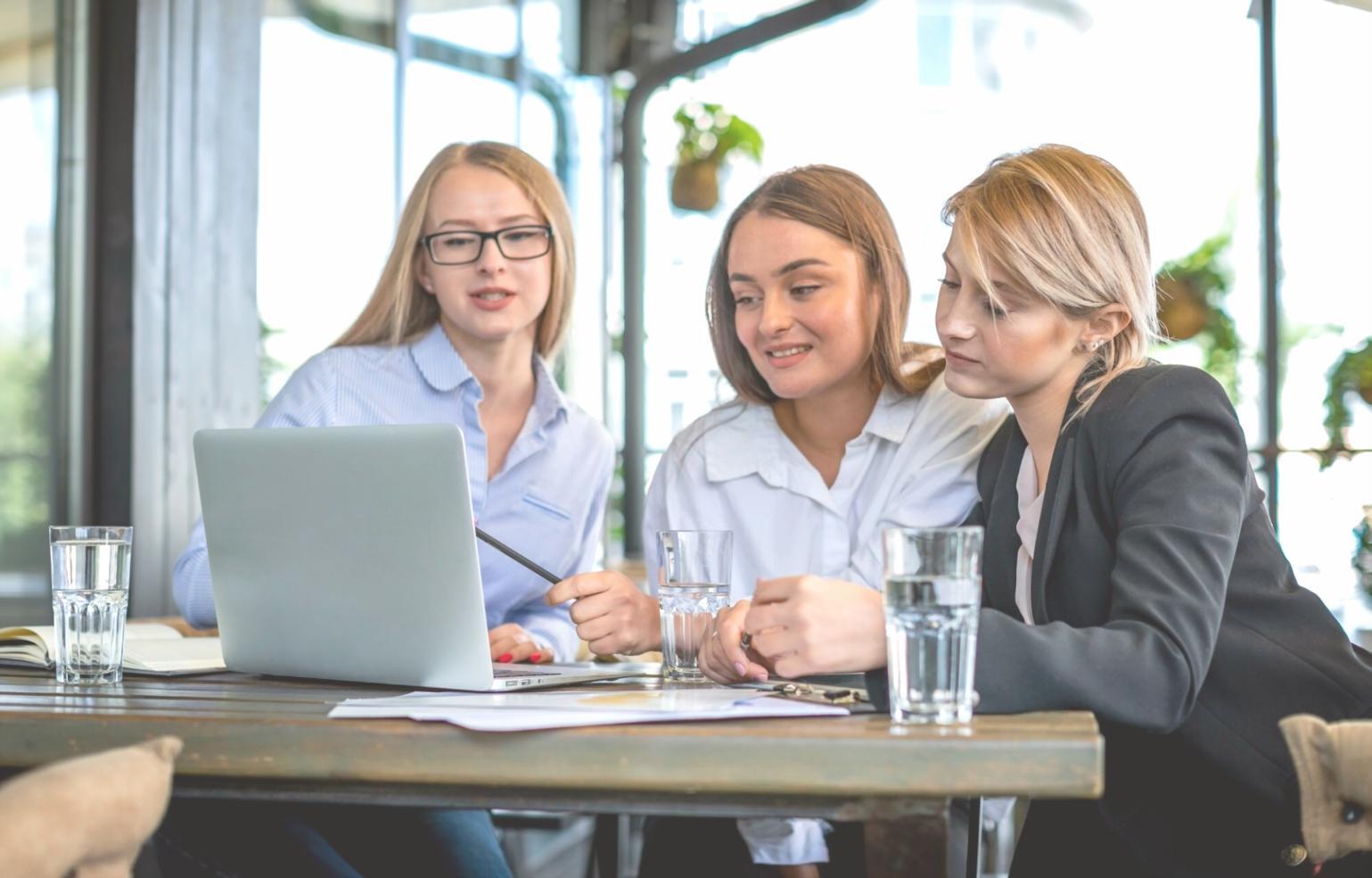 Analyse financière en cours avec documents et calculatrice